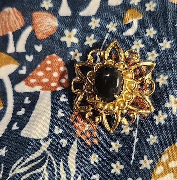 Vintage brooch gold tone filigree design black gem - Picture 5 of 8